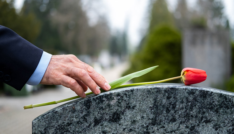 Comment anticiper ses obsèques pour préserver ses proches ? 